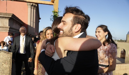 Jaime Alvarado felicitando a la novia.