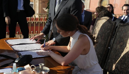  Tere firmando el acta.