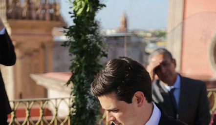  Firmando el acta.