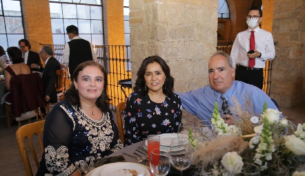  Maribel Ledezma, Laura Acosta y Ricardo Raymond.