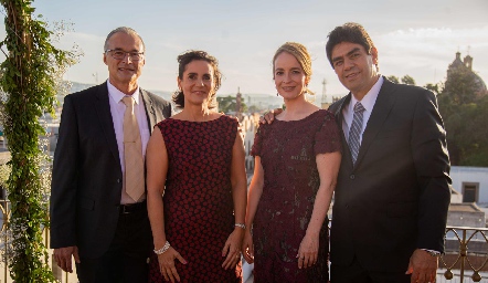  Alfonso Ledezma, Tere Raymond, Claudia Carpizo y Luis Torres Corzo, papás de los novios.