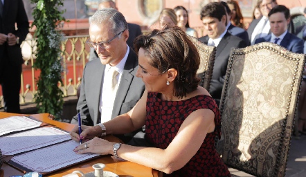  Alfonso Ledezma y Tere Raymond, papás de la novia, firmando el acta de matrimonio.
