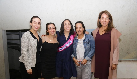  Fernanda, Eugenia, Sofía y Ana Isa Torres con su mamá Ana Luisa Acosta.