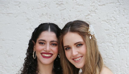  Karina García y María Orozco.