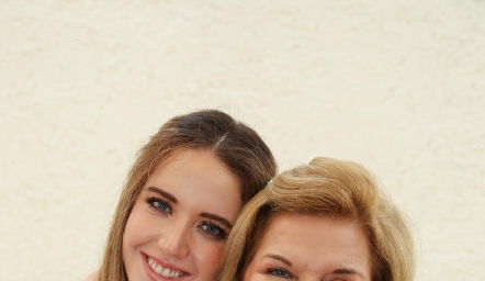  María Orozco con su abuela materna María del Carmen Hernández.