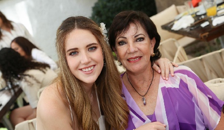  María Orozco con su abuela Rosa Elena Nieto.