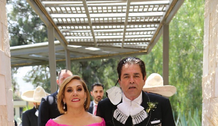 Lupita Domínguez y Librado Macías, papas del novio.