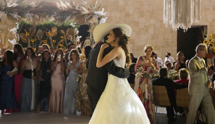  María bailando el vals con su hermano Carlos.
