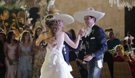  María bailando el vals con su abuelo Carlos Malo.