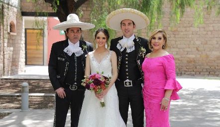  Librado Macías, María Malo, José Manuel Macías y Lupita Domínguez.