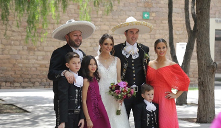  María y José Manuel con la familia Macías Lemas.