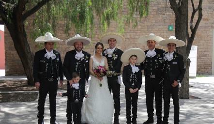  María y José Manuel con sus papás, hermanos y sobrinos.
