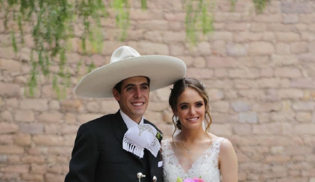  María con su hermano Carlos.