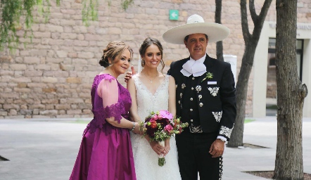  Carlos Malo y María de Jesús Véliz con su hija María Malo.