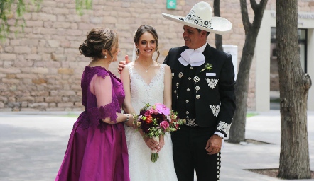  Carlos Malo y María de Jesús Véliz con su hija María Malo.