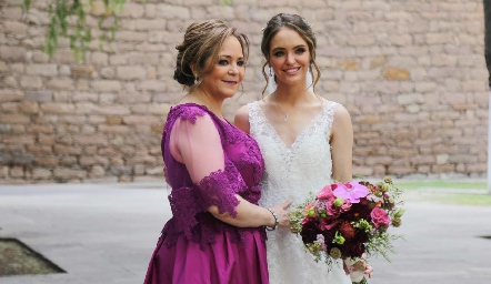  María de Jesús Véliz con su hija María Malo.