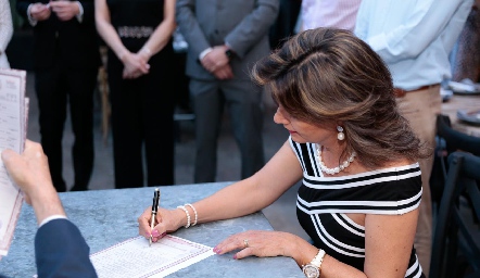  Marisa Mercado de Tobías.