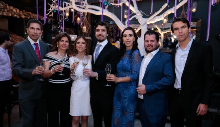  Abraham Tobías, Marisa Mercado, Marisa Tobías, Guillermo Alonso, Mariana Tobías, Santiago Meade y Abraham Tobías.