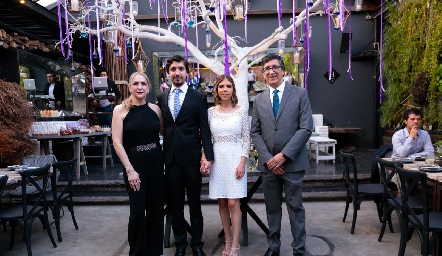  Los novios con los papás de Guillermo.