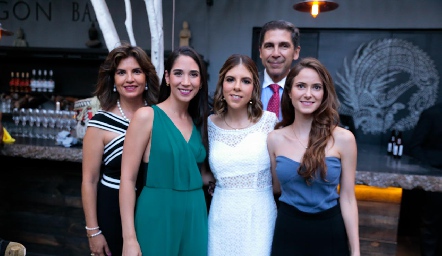  Marisa Mercado, Lourdes Álvarez, Marisa Tobías, Vicky Pérez y Abraham Tobías .