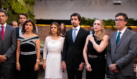  Guillermo Alonso y Marissa Tobías con sus papás.