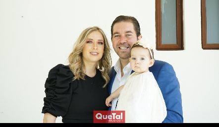  Alejandro Zamanillo y Gaby Alvarado con su hija Alessandra.