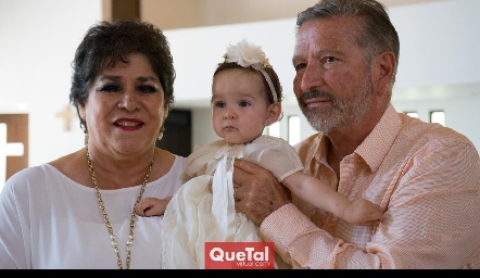  Patricia Torres y Jaime Alvarado con su nieta Alessandra Zamanillo.