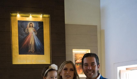  Gaby Alvarado y Alejandro Zamanillo con su hija Alessandra.