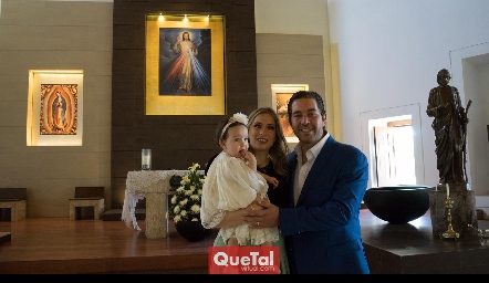  Gaby Alvarado y Alejandro Zamanillo con su hija Alessandra.