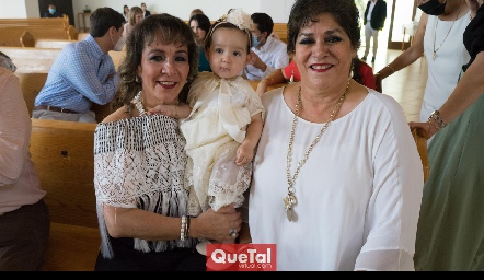  Lilia González Ramírez de Zamanillo y Patricia Torres de Alvarado con su nieta Alessandra.