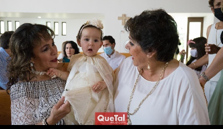  Lilia González Ramírez de Zamanillo y Patricia Torres de Alvarado con su nieta Alessandra.