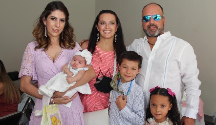  Maru González con su hija Alejandra y la familia Espinosa Lozano.