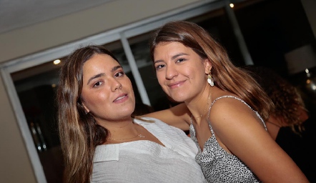  Carlota de la Garza y Regina Martínez.