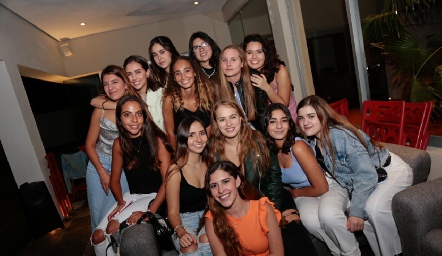 Regina con sus amigas.