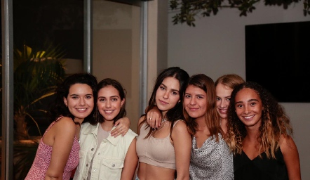  Regina con sus amigas.