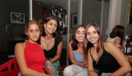 Fer Morales, Pao Oliva, Isa Stevens y Paola Correa.