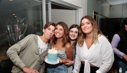  Javi Hernández, Regina Martínez, Chris Cambeses y Carlota de la Garza.