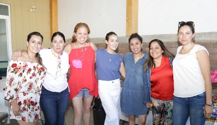  Elisa Vilet con sus amigas.