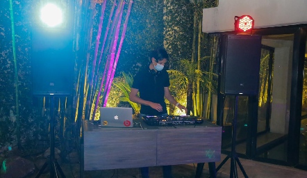  DJ.