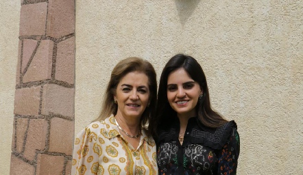  Adriana Carrera con su hija Adriana Olmos.