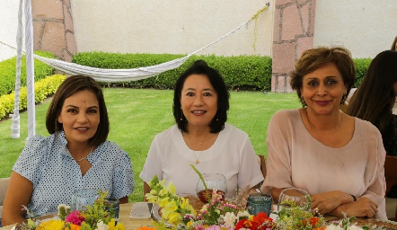  Kikis Fernández, Diana Iwadare y Consuelo Rodríguez.