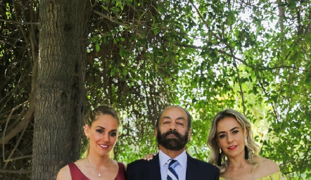 Oscar Torres Corzo con sus hijas María y Mónica.