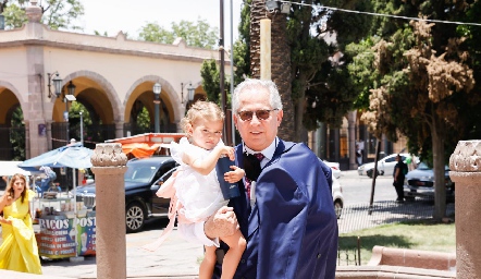  Miguel Torres con su nieta Paula.