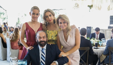  Oscar Torres con sus hijas María, Mónica y Monse.