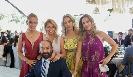  Oscar Torres con sus hijas María, Monse, Mónica y Marcela.