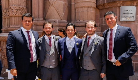  El novio con sus hermanos y primos, Mauricio Labastida, Andrés, Miguel y Pablo Torres con Santiago Labastida.