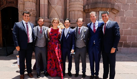  El novio con sus hermanos, tío y primos, Mauricio Labastida, Andrés, Sofía, Miguel y Pablo Torres, Javier Hernández y Santiago Labastida.