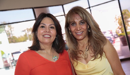  Lupita López y Martha Díaz de León.
