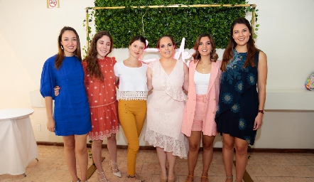 Andrea Díaz Infante con sus amigas.