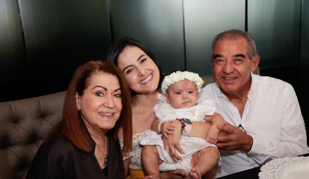 Pilar León, María del Pilar Hernández, Pía Montserrat y Héctor Gerardo Hernández.